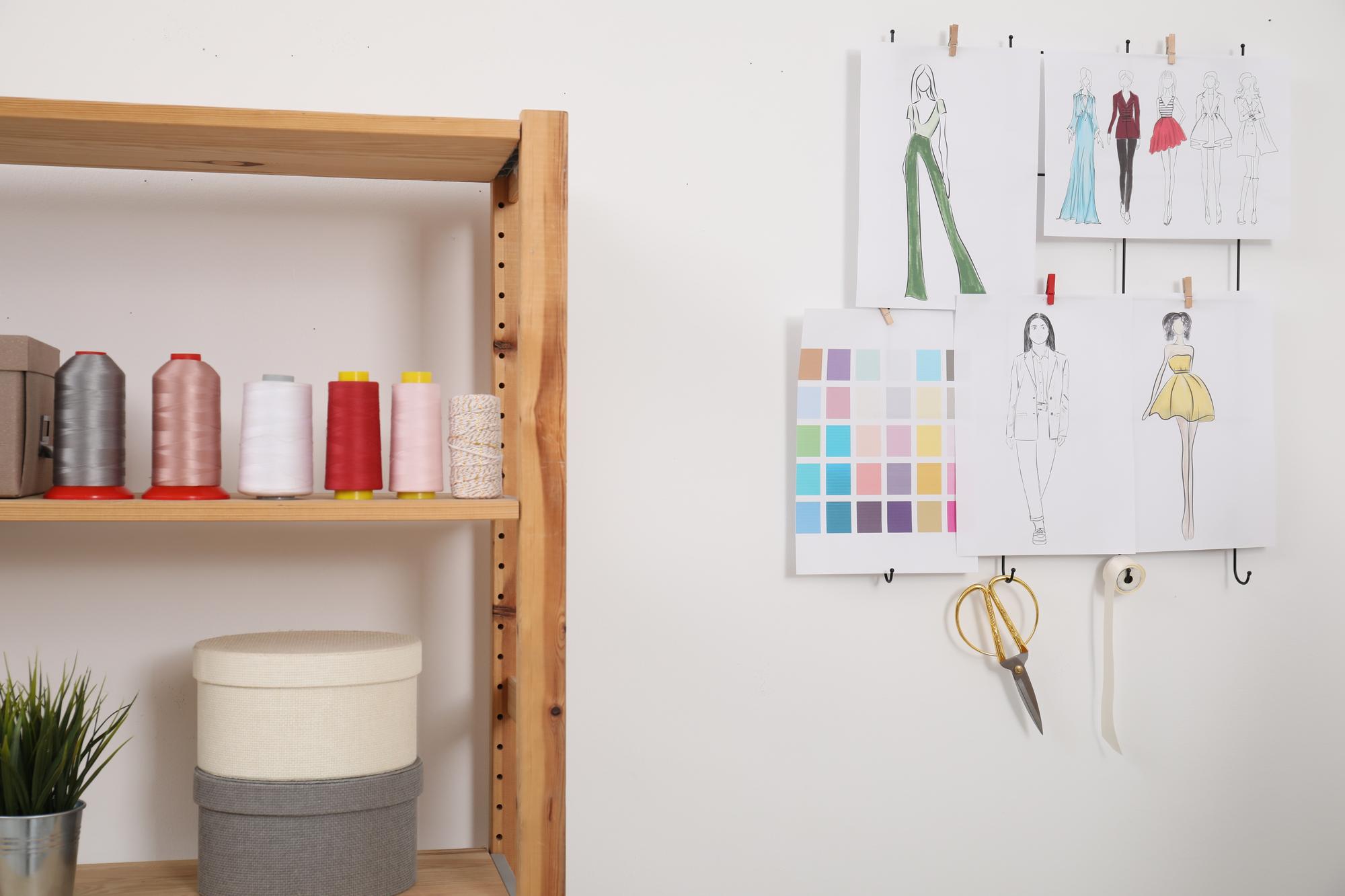 interno dell'atelier con materiali di ricamo